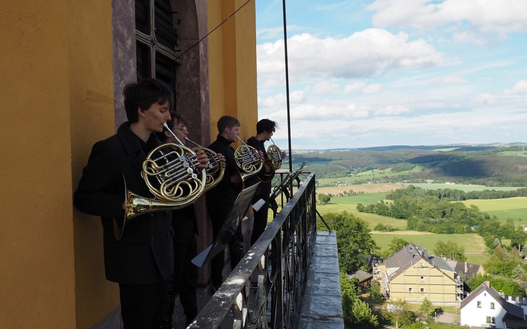 Augustusburger Turmkonzert – Ein Alphorn grüßt die „Original Grünhainer Jagdhornbläser“ – von Turm zu Turm